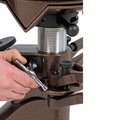 Alavanca prateada em equipamento metálico castanho com mola prateada e botão preto