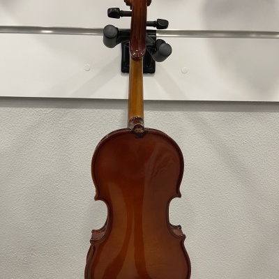 Violino castanho de madeira com acabamento brilhante visto pela parte de trás