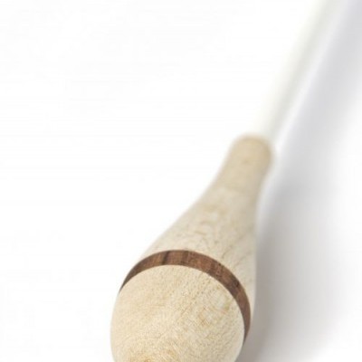 Pega de madeira clara com banda escura perto da ponta arredondada