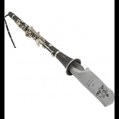 Clarinete preto com chaves prateadas e protetor cinza no bocal.