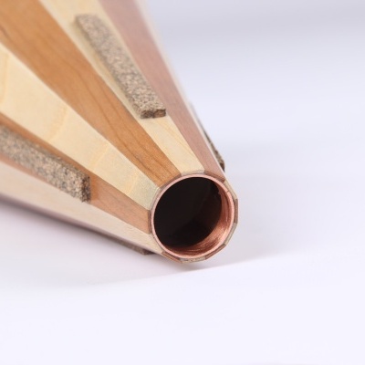 Objeto cónico de madeira com tiras claras e escuras e extremidade aberta