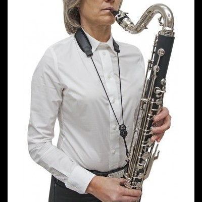 Mulher com saxofone barítono prateado com suporte no pescoço