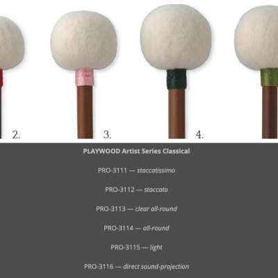 Seis baquetas para marimba com cabos coloridos e cabeças de feltro branco, numeradas de 1 a 6, com descrições técnicas abaixo.