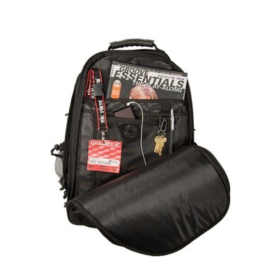 Mochila preta aberta com revista, crachá, chaves, garrafa de spray e cabos eletrónicos