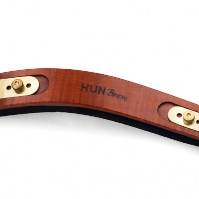 Espaleira para violino em madeira castanha com encaixes bege