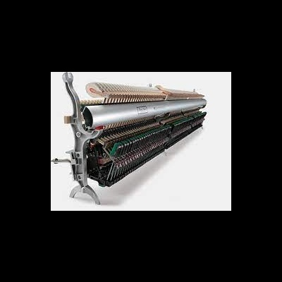 Mecanismo interno de piano vertical com molas e cordas visíveis