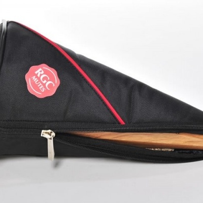 Mala preta com zíper e logótipo RGC KITS e objeto de madeira dentro