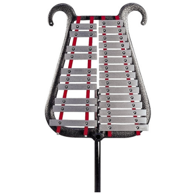 Xilofone metálico com estrutura em forma de lira e pedestal preto