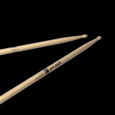 par de baquetas de madeira clara para bateria com texto PRO-MARK e HICKORY FORWARD 5A