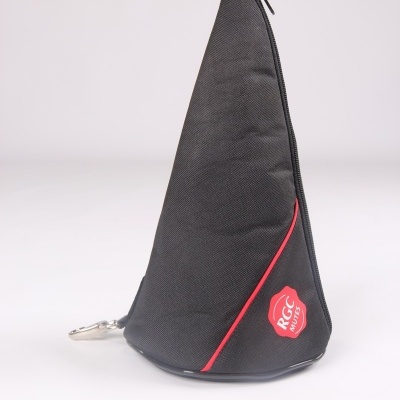 Bolsa preta triangular com fecho e logótipo RGC MUSIC