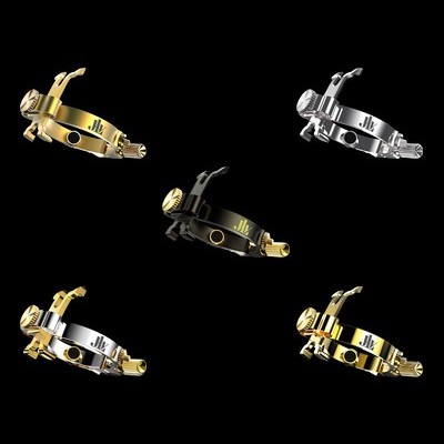 Cinco máquinas de tatuagem metálicas em dourado, prata e preto sobre fundo preto