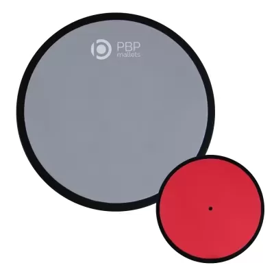 Dois pads de prática de bateria circulares, um cinzento maior com texto e outro vermelho menor.