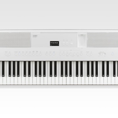 Teclado musical digital branco com teclas pretas e brancas e painel com visor LED