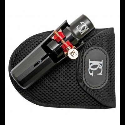 Dispositivo rotativo preto com detalhes vermelhos e estojo preto texturizado com logótipo BG