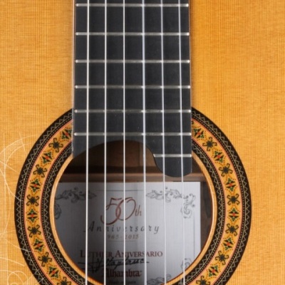 Guitarra clássica com roseta decorativa e etiqueta de 50º aniversário