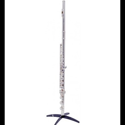 Flauta transversal metálica prateada em suporte preto