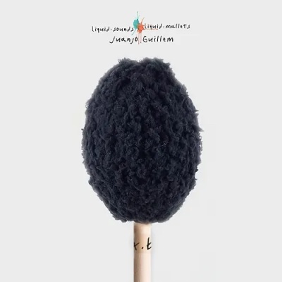 Baqueta de percussão com cabeça de feltro preto e cabo de madeira com texto