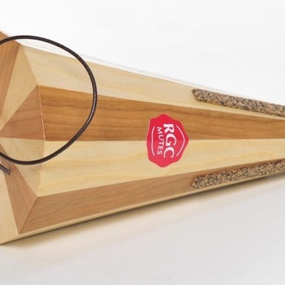 Instrumento musical em madeira octogonal com etiqueta RGG MUSIC e corda preta.