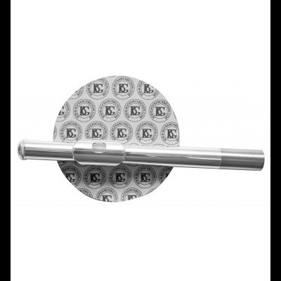 Flauta prateada sobre papel decorativo com padrões e letras BC