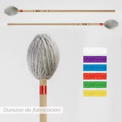 Par de baquetas para percussão com cerdas cinza e cabo de madeira, com amostra ampliada e pilares coloridos ao lado.