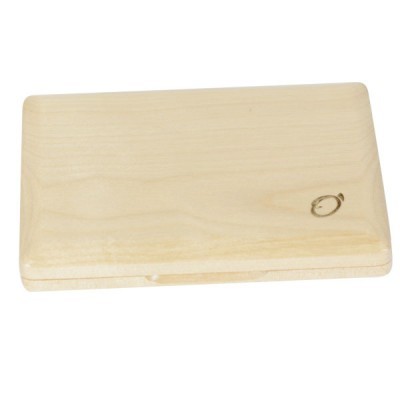 Tabuleiro de madeira claro retangular com cantos arredondados e logótipo gravado.