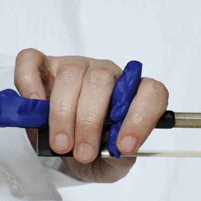 Mão segurando arco de violino com suportes de borracha azuis