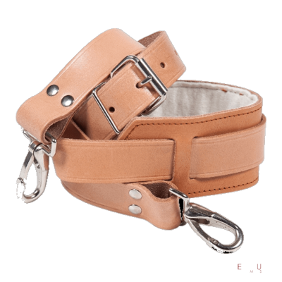 Alça de pele castanho claro com fivela metálica e fechos giratórios
