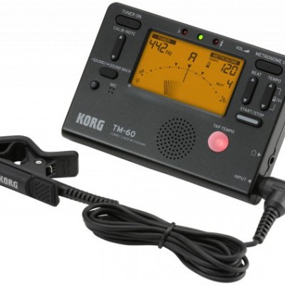 Sintonizador e afinador cromático KORG TM-60 preto com visor digital amarelo e clip preto