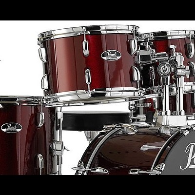 Bateria acústica vermelha com ferragens cromadas e logo Pearl