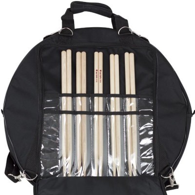 Conjunto de baquetas de bateria em madeira numa mala preta com bolso transparente