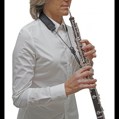 Mulher a tocar oboé preto com camisa branca