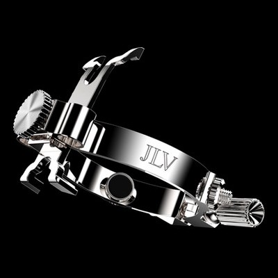 Abraçadeira metálica cromada com gravação JLV e parafusos ajustáveis