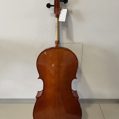 Violoncelo castanho brilhante pendurado numa parede branca