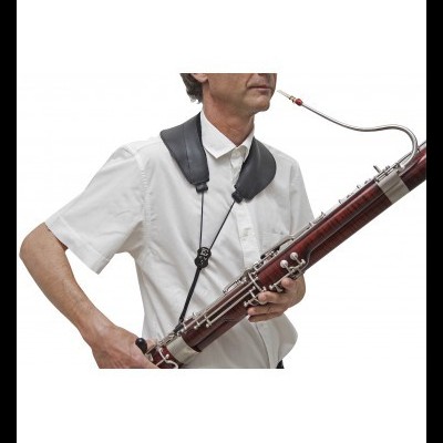 Pessoa com fagote e alça de ombro preta