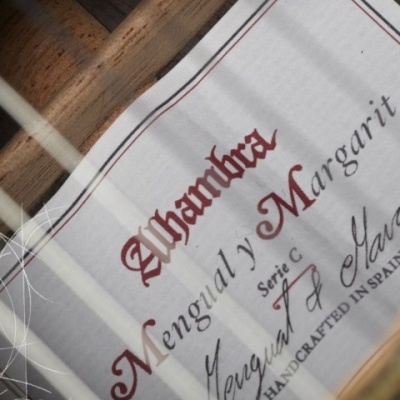 Etiqueta dentro de instrumento musical de madeira com texto 'Alhambra Mengual y Margarit Serie C'