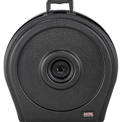 Mala rígida preta redonda com alça e etiqueta GATOR.