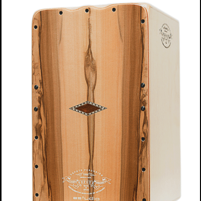 Cajón de percussão em madeira clara com parafusos pretos e texto 'estudio pro'