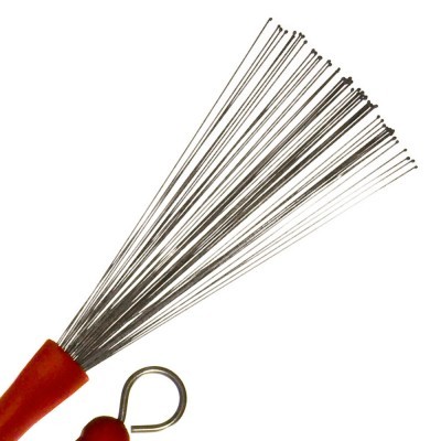 Utensílio de cozinha tipo fouet com cabo vermelho e fios metálicos