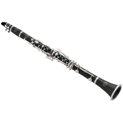 Clarinete preto com detalhes metálicos prateados sobre fundo branco