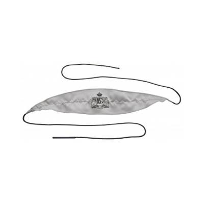 Máscara de dormir cinzenta com cordões pretos e brasão com letra B