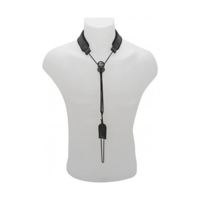 Colar preto ajustável com cordão num manequim branco