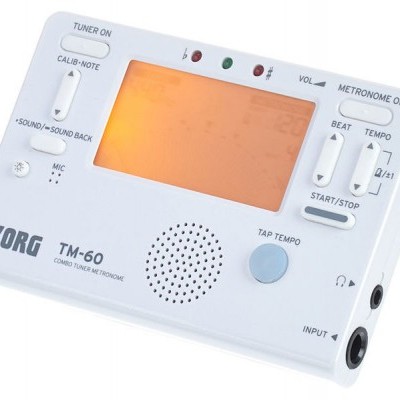Aparelho Korg TM-60 branco com visor laranja e botões de controle.