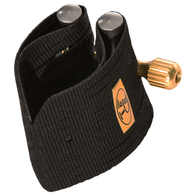 Abraçadeira preta para instrumento de sopro com botão dourado e etiqueta laranja