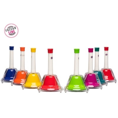 Oito sinos coloridos em vidro com bases triangulares transparentes e tampas coloridas