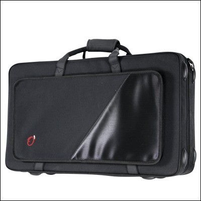 Mala rígida preta com bolso frontal e alça acolchoada