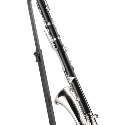 Clarinete baixo preto com detalhes metálicos em suporte preto e amarelo