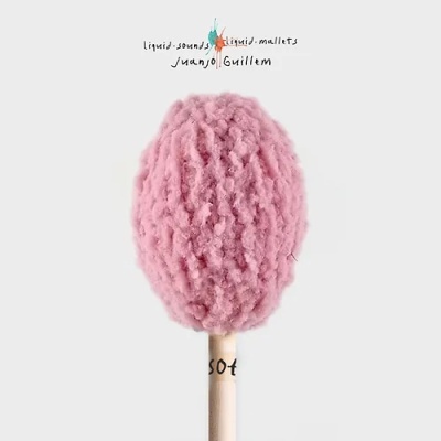 Malaquita cor-de-rosa para baquetas com cabo de madeira e texto 'soft' no cabo, sobre fundo branco