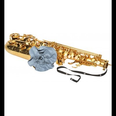 Saxofone tenor dourado com capa cinzenta e cordão preto sobre fundo branco