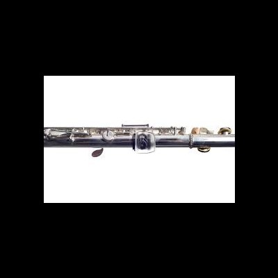 Parte de flauta metálica prateada com chaves e botões