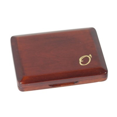 Caixa retangular de madeira polida com símbolo dourado